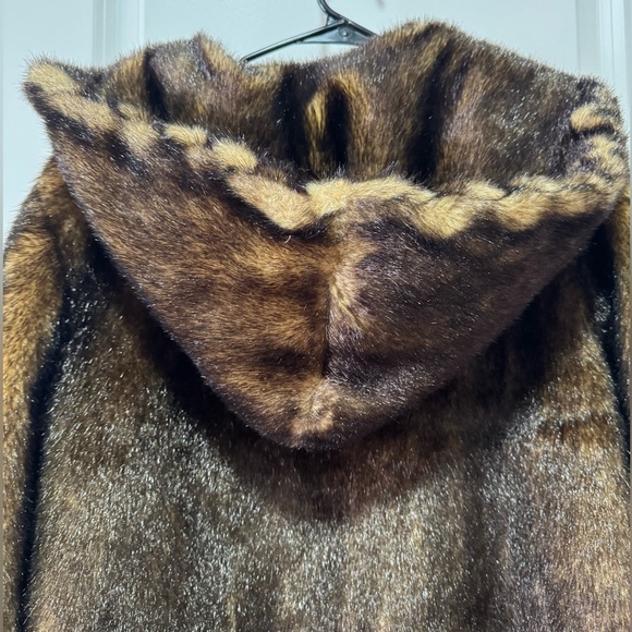 Dennis Basso  Faux Fur Heavy Soft Slippery Feel Medium Hook +Eye Closure - Picture 6 of 9